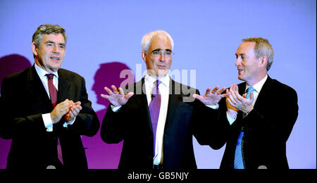 (Von links nach rechts) Premierminister Gordon Brown, Schatzkanzler Alistair Darling und Wirtschaftsminister John Hutton auf der Konferenz der Labour Party in Manchester Central. Stockfoto