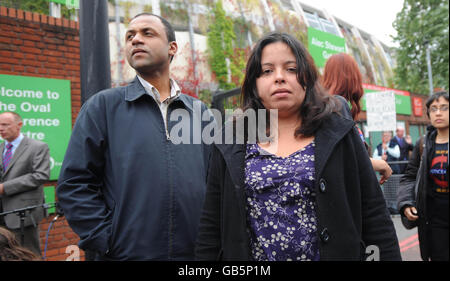 Erionaldo da Silva (links) und Patricia da Silva Armani, Verwandte des brasilianischen Elektrikers Jean Charles de Menezes vor dem Oval Cricket Ground, London, wo heute die Untersuchung zu seinem Tod durch die Polizei nach den Londoner Terroranschlägen eröffnet wurde. Stockfoto