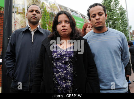 Erionaldo da Silva (links), Patricia da Silva Armani (Mitte) und Allesandro Periera, die Verwandten des brasilianischen Elektrikers Jean Charles de Menezes vor dem Oval Cricket Ground, London, wo heute die Untersuchung zu seinem Tod durch die Polizei eröffnet wurde. Stockfoto