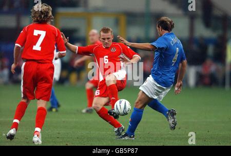 Fußball - Europameisterschaften 2004 Qualifier Group Nine - Italien gegen Wales. Mark Pembridge von Wales kämpft mit dem italienischen Cristano Zanetti um den Ball, während Robbie Savage anschaut (l) Stockfoto