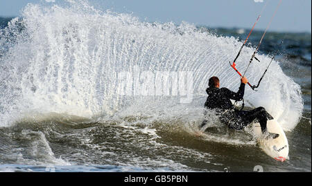 Kitesurfen am Strand von Tynemouth Stockfoto