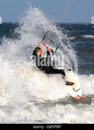 Kitesurfen am Strand von Tynemouth Stockfoto