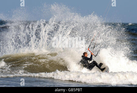 Kitesurfen am Strand von Tynemouth Stockfoto