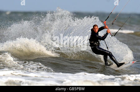 Kitesurfen am Strand von Tynemouth Stockfoto