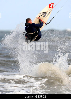 Kitesurfen am Strand von Tynemouth Stockfoto