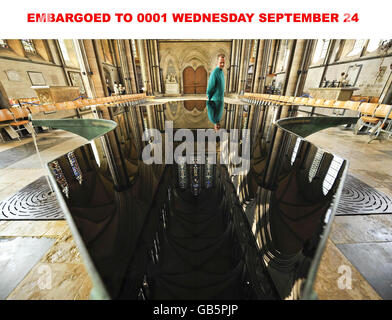 Der Leiter der Kathedrale von Salisbury, Verger Chris Simpson, prüft das neue Taufbecken, das jetzt mit Wasser gefüllt ist und aus jeder Ecke fließt. Stockfoto