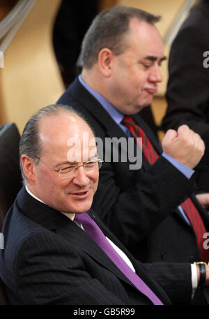 John Swinney (links), Minister des schottischen Kabinetts für Finanzen und nachhaltiges Wachstum, und Alex Salmond, schottischer erster Minister, während der ersten Fragestunde im schottischen Parlament in Edinburgh. Stockfoto