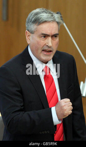 Der Vorsitzende der schottischen Labour-Partei Iain Gray bei den ersten Ministerfragen im schottischen Parlament in Edinburgh. Stockfoto