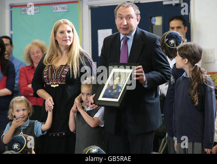 Die Familie Diamond (von links nach rechts) Amelia, 3, ihre Mutter Karen, Jessica, 5, Und ihr Vater Julian präsentieren der Michael Sobell Sinai School in Kenton, Nordwesten Londons, ein Bild des NASA-Astronauten Greg Chamitoff. Karen Diamond ist die Cousine des Astronauten und die Familie hörte Greg während eines Live-Links zu, der erste seiner Art, der in London stattfindet. Stockfoto