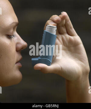 Inhalatorbestand. Allgemeine Ansicht einer Frau, die einen Inhalator verwendet. Stockfoto