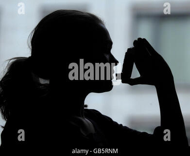 Inhalatorbestand. Allgemeine Ansicht einer Frau, die einen Inhalator verwendet. Stockfoto