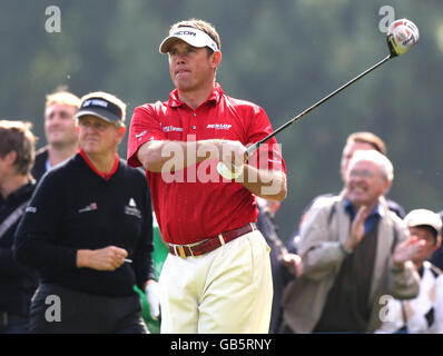 Englands Lee Westwood am 2. Abschlag mit Schottlands Colin Montgomerie (links) während der Quinn Insurance British Masters am Belfry, Wishaw, Sutton Coldfield. Stockfoto