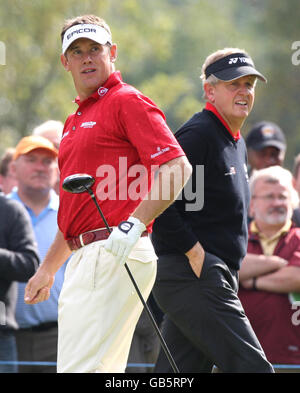 Englands Lee Westwood am 3. Abschlag mit Schottlands Colin Montgomerie (rechts) während der Quinn Insurance British Masters im Belfry, Wishaw, Sutton Coldfield. Stockfoto