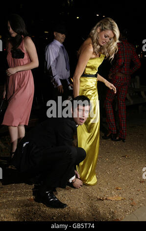 Tess Daly und Vernon Kay kommen zum Ende des Sommerballs am Berkeley Square im Zentrum von London an. Stockfoto