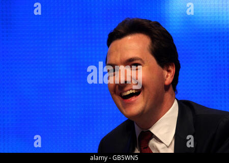 Der konservative Schattenkanzler George Osborne spricht während der Konferenz der Konservativen Partei im International Convention Centre in Birmingham. Stockfoto