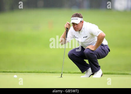 Golf - Quinn Versicherung British Masters - Tag Vier - Der Belfry. Lee Westwood, Englands Schütze, legt während der Quinn Insurance British Masters im Belfry, Wishaw und Sutton Coldfield einen Putt am 7. Loch an. Stockfoto