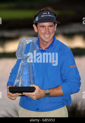 Golf - Quinn Versicherung British Masters - Tag Vier - Der Belfry. Der spanische Gonzalo Fernandez-Castano feiert den Gewinn der Quinn Insurance British Masters am Belfry, Wishaw, Sutton Coldfield. Stockfoto