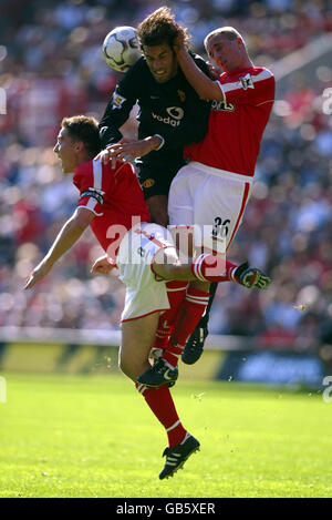 Charlton Athletic's Matt Holland (links) und Chris Perry (rechts) quetschen sich Aus dem Ruud Van Nistelrooy von Manchester United Stockfoto