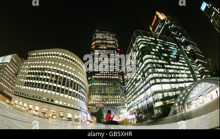 London bei Nacht beleuchtet. Ein Blick bei Nacht auf den Londoner Stadtteil Canary Wharf. Stockfoto