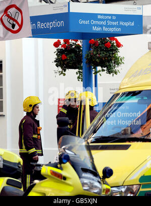 Tolles Feuer im Ormond Street Hospital. Feuerwehrmannschaften nehmen an einem Brand im Great Ormond Street Hospital in London Teil. Stockfoto