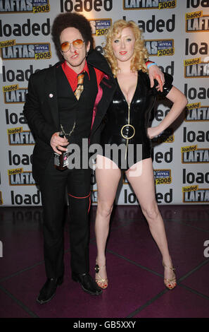 Paul Kaye, der die lustigste TV-Persönlichkeit gewonnen hat, wird mit Sänger Kiria bei den 6. Annual Loaded LAFTA Awards im Cuckoo Club in London gesehen. Stockfoto