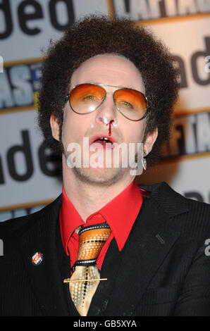 Paul Kaye, der bei den 6. Annual Loaded LAFTA Awards im Cuckoo Club in London die lustigste TV-Persönlichkeit gewonnen hat. Stockfoto