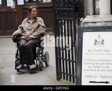 Debbie Purdy, die an Multipler Sklerose leidet, aus Bradford, am High Court in London, wo sie um Klärung des Gesetzes über den assistierten Suizid bittet. Stockfoto