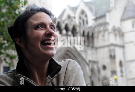 Debbie Purdy, die an Multipler Sklerose leidet, aus Bradford, am High Court in London, wo sie um Klärung des Gesetzes über den assistierten Suizid bittet. Stockfoto