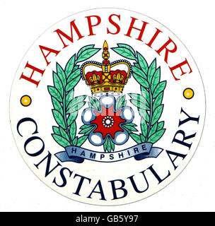 Ein generisches Bild eines Hampshire Constabulary Wappen auf der Seite eines Polizeifahrzeugs in Portsmouth. Stockfoto