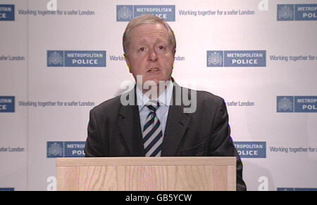 Metropolitan Police Commissioner Sir Ian Blair bei einer Pressekonferenz in New Scotland Yard, London, wo er seinen Rücktritt ankündigte. Stockfoto