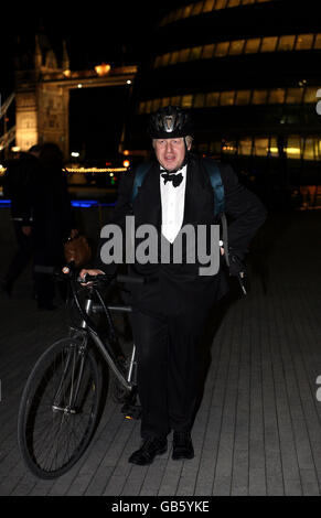 Der Bürgermeister von London, Boris Johnson, verlässt das Rathaus um 19.30 Uhr nach dem Rücktritt des Metropolitan Police Commissioner Sir Ian Blair. Stockfoto