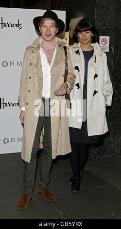 Henry Conway und Gast kommen zur Markteinführung von „Form“, einer Luxusmarke von Petra Ecclestone, in Harrods, Knighsbridge, London, an. Stockfoto