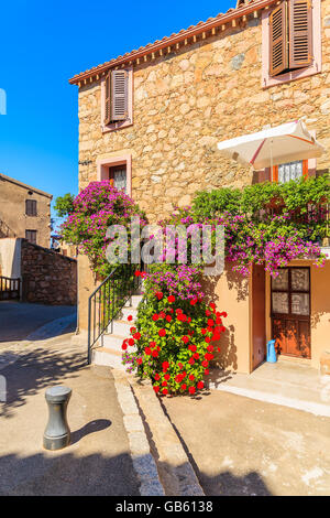 Eingang zum typischen französischen Haus verziert mit Blumen im Dorf Piana, Korsika, Frankreich Stockfoto