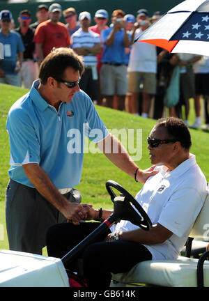 Golf - 37. Ryder Cup - USA - Europa - Praxis Tag drei - Valhalla Golf Club. Europas Kapitän Nick Faldo mit Muhammad Ali während des Trainings im Valhalla Golf Club, Louisville, USA. Stockfoto