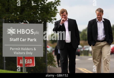 Menschen verlassen Tweed House, ein Gebäude der Halifax Bank of Scotland im Gyle in Edinburgh. Stockfoto