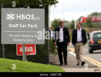 Menschen im Gebäude der Halifax Bank of Scotland im Gyle in Edinburgh. Stockfoto