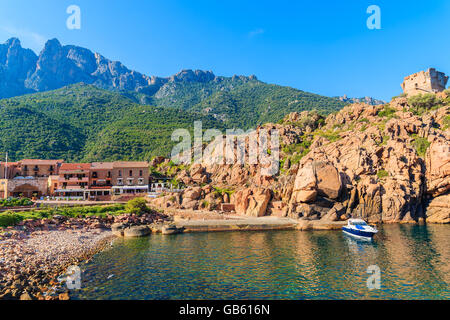 PORTO, Korsika - 27. Juni 2015: Boot in Porto Bay in den frühen Morgenstunden. Porto ist ein kleines Dorf im Westen von Korsika, ideal Stockfoto