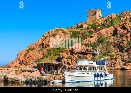 Ein Ausflugsschiff im Hafen von Porto auf Korsika, Frankreich Stockfoto