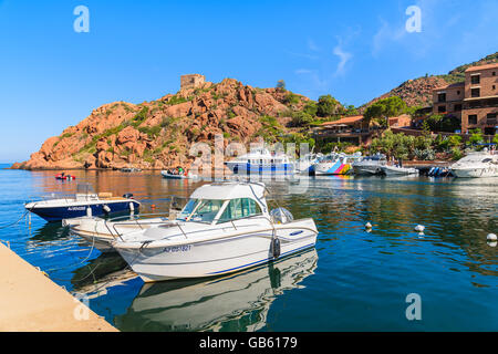 PORTO, Korsika - 27. Juni 2015: Boote im Hafen von Porto in den frühen Morgenstunden. Porto ist ein kleines Dorf im Westen von Korsika, ich Stockfoto