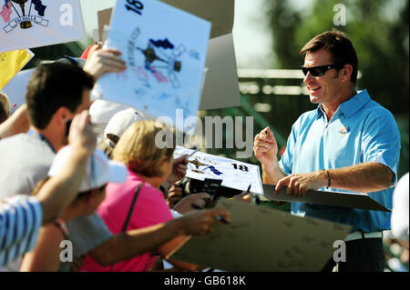 Golf - 37. Ryder Cup - USA - Europa - Praxis Tag drei - Valhalla Golf Club. Europas Kapitän Nick Faldo gibt während des Trainings im Valhalla Golf Club, Louisville, USA, Autogramme. Stockfoto