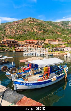 Hafen von PORTO, Korsika - 27. Juni 2015: bunte Fischerboote festmachen in Porto Dorf im Westen von Korsika, im Idealfall p Stockfoto