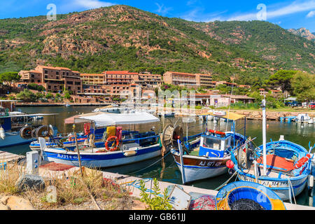 Hafen von PORTO, Korsika - 27. Juni 2015: bunte Fischerboote festmachen in Porto Dorf im Westen von Korsika, im Idealfall p Stockfoto