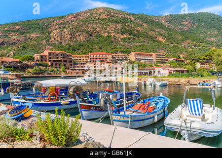 Hafen von PORTO, Korsika - 27. Juni 2015: bunte Fischerboote festmachen in Porto Dorf im Westen von Korsika, im Idealfall p Stockfoto