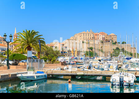 CALVI, Korsika - 28. Juni 2015: Ansicht von Segelbooten und Zitadelle mit befindet sich im Hafen von Calvi. Diese Stadt ist hat luxuriöse Ma Stockfoto