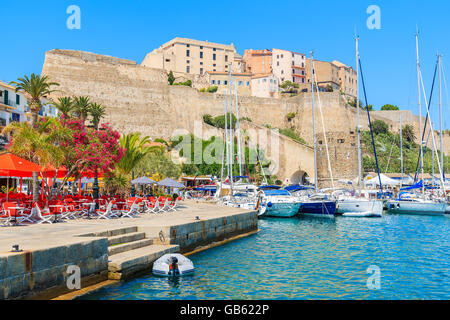CALVI, Korsika - 29. Juni 2015: Ansicht von Segelbooten und Zitadelle mit befindet sich im Hafen von Calvi. Diese Stadt hat luxuriöse marin Stockfoto