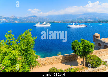 Ansicht der Kreuzfahrtschiffe festmachen am blauen Meer in Calvi Bucht, Insel Korsika, Frankreich Stockfoto