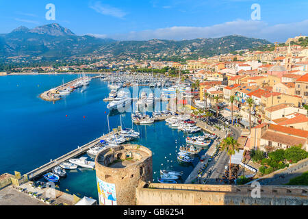 CALVI, Korsika - 29. Juni 2015: Blick auf Boote und bunte Häuser im Hafen von Calvi. Diese Stadt hat luxuriöse Yachthafen und ver Stockfoto