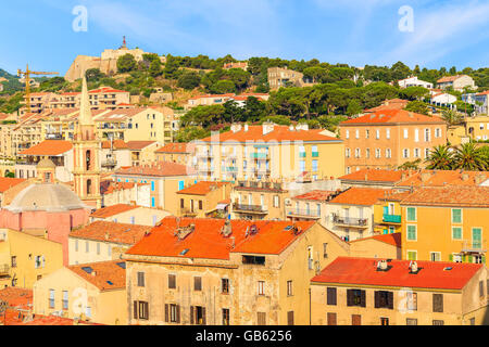 Ein Blick auf die bunten Häuser im Hafen von Calvi, Korsika, Frankreich Stockfoto