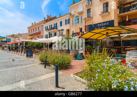 CALVI, Korsika - 29. Juni 2015: Promenade mit Restaurants und bunte Häuser im Hafen von Calvi. Diese Stadt hat luxuriöse mari Stockfoto