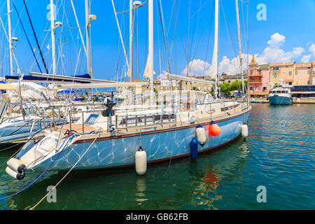 SAINT FLORENT, Korsika - 30. Juni 2015: Segelboote im kleinen Fischerdorf Port von Saint Florent, Korsika, Frankreich. Stockfoto